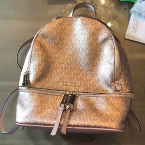 MICHAEL KORS ROSE GOLD BACKPACK